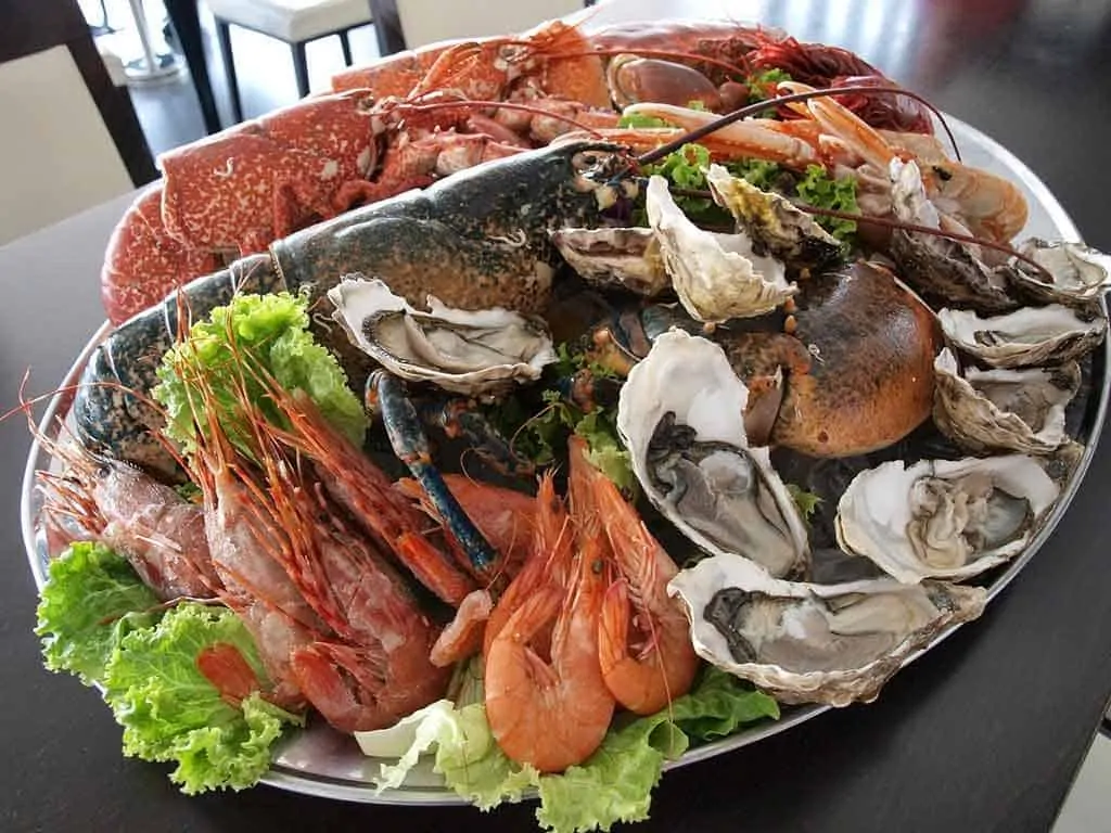photo of a platter of fish which reflects the topic - Best foods to eat on a keto diet.