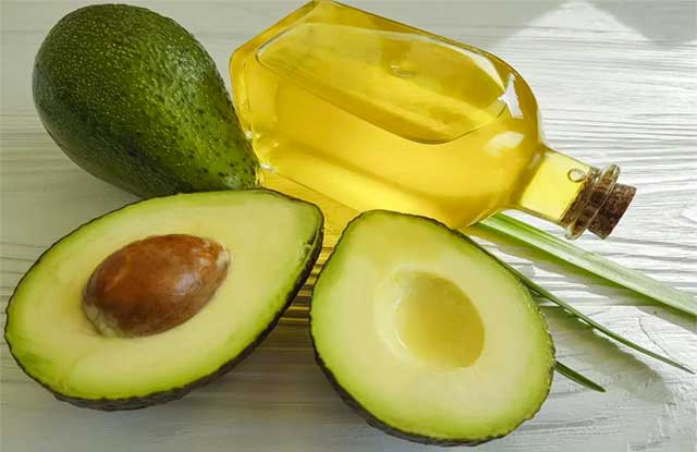 photo of a bottle of avocado oil with an avocado.